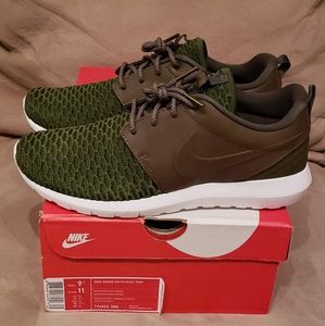 Men's Nike Flyknit Roshe size 9.5